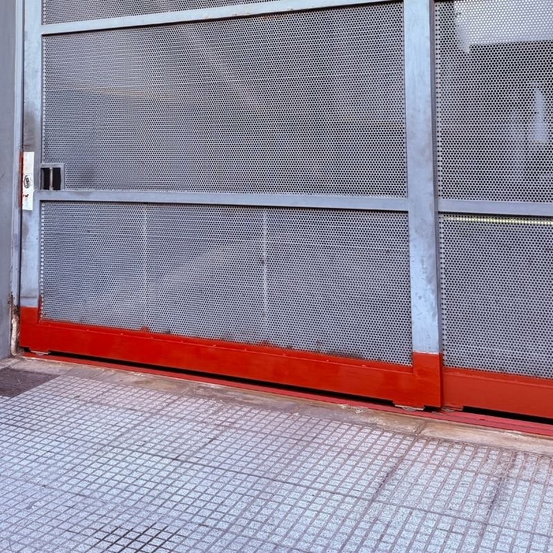 Cambio de zócalos, rodamientos y guía inferior en portón corredizo doble hoja. Sustitución completa de zócalos inferiores, rodamientos y guía inferior, además de ajuste de cierre para mejorar el desplazamiento. Trabajo realizado por HERREELEC.
